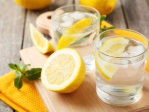 Вода с лимоном натощак утром польза и вред