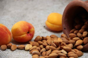 Орешки из абрикосовых косточек польза и вред