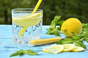 Вода с лимоном натощак утром польза и вред