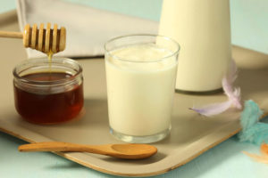 Детям молоко с медом на ночь польза и вред