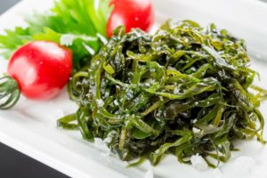 Салат из морской капусты польза и вред лечебные свойства