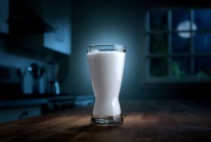 Теплое молоко на ночь польза и вред