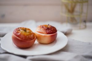 Печеное яблоко в духовке польза и вред
