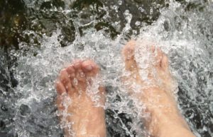 Ноги в холодной воде польза и вред